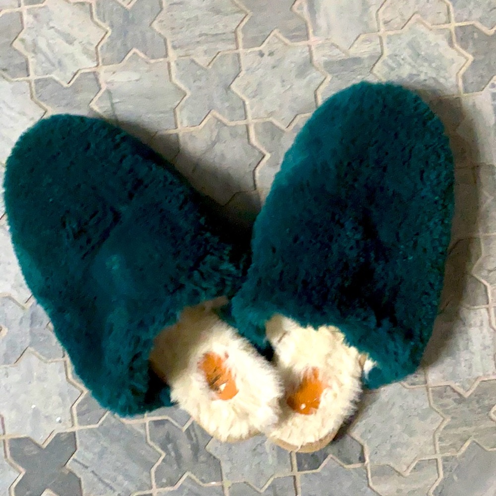 Barely Worn Fuzzy Green Slippers Size 6.5/7